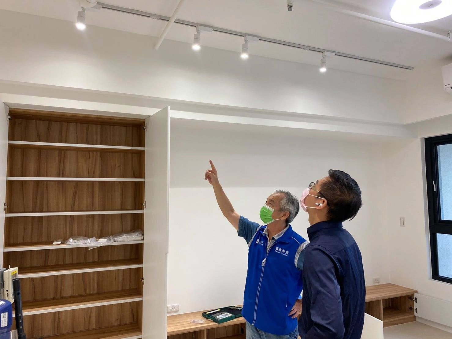 現代住宅室內空間，示意裝潢後只檢測甲醛可能忽略 TVOC 累積問題